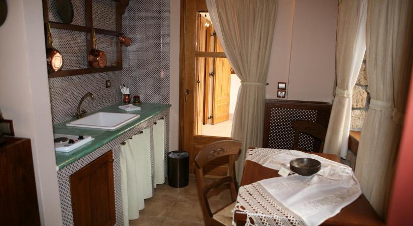 Káto Loutrákion Roes Suites الغرفة الصورة